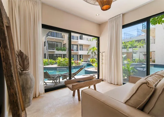 Boho Chic 2br With Swim-up Pool Near The Apartment
