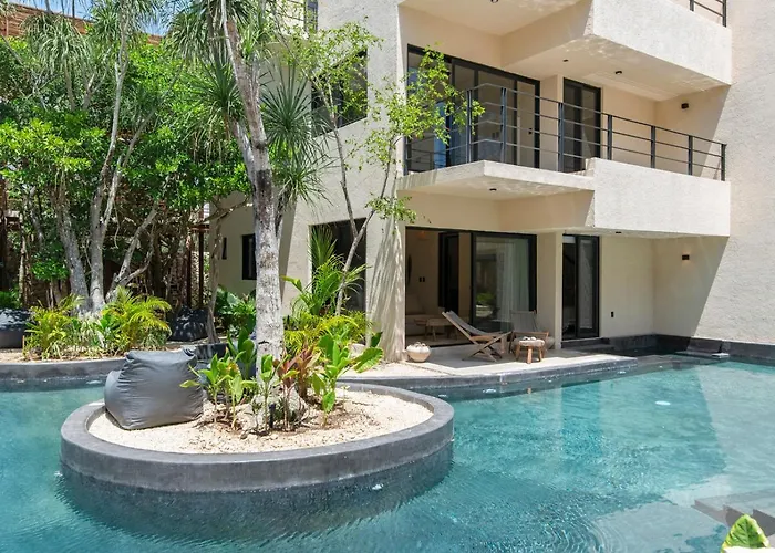 Boho Chic 2br With Swim-up Pool Near The Apartment