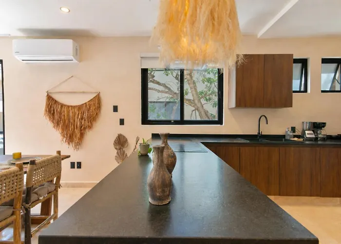 Boho Chic 2br With Swim-up Pool Near The Apartment