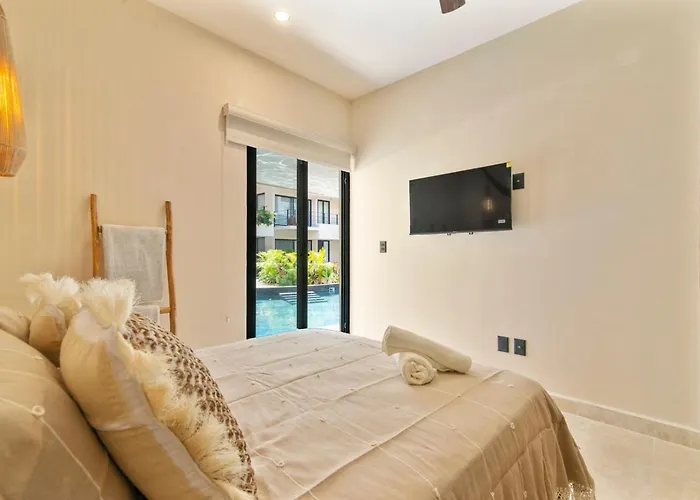 Boho Chic 2br With Swim-up Pool Near The