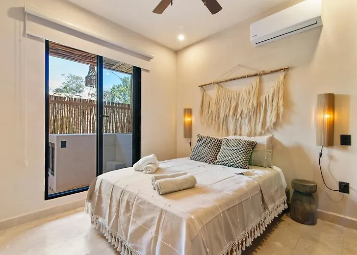 Boho Chic 2br With Swim-up Pool Near The Apartment