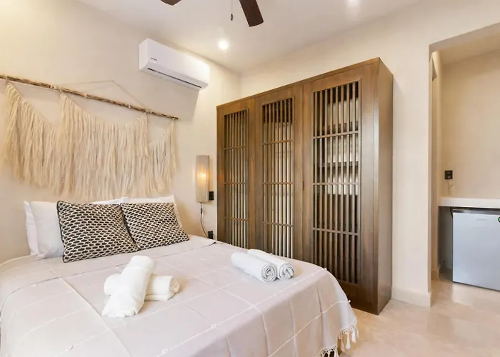 Apartment Boho Chic 2br With Swim-up Pool Near The *