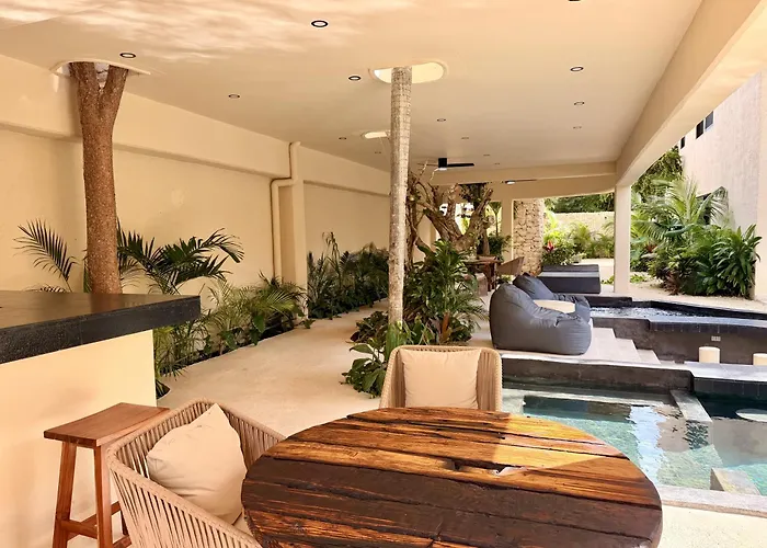 Apartment Boho Chic 2br With Swim-up Pool Near The *